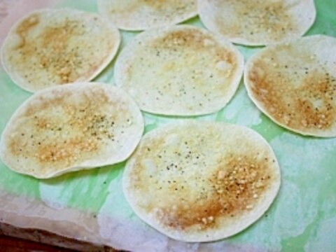 餃子の皮＆レンジで簡単☆チーズ風味のクラッカー